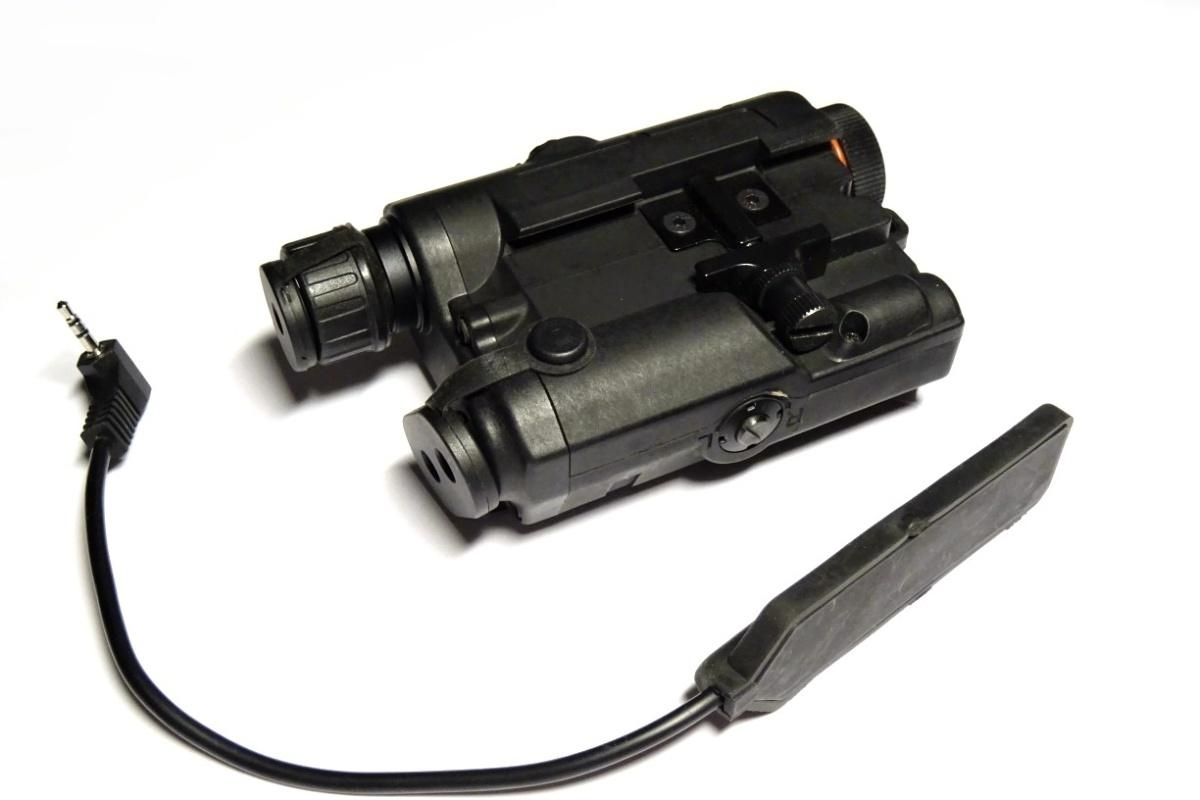 AN/PEQ 15 - laser a svítilna - napájení