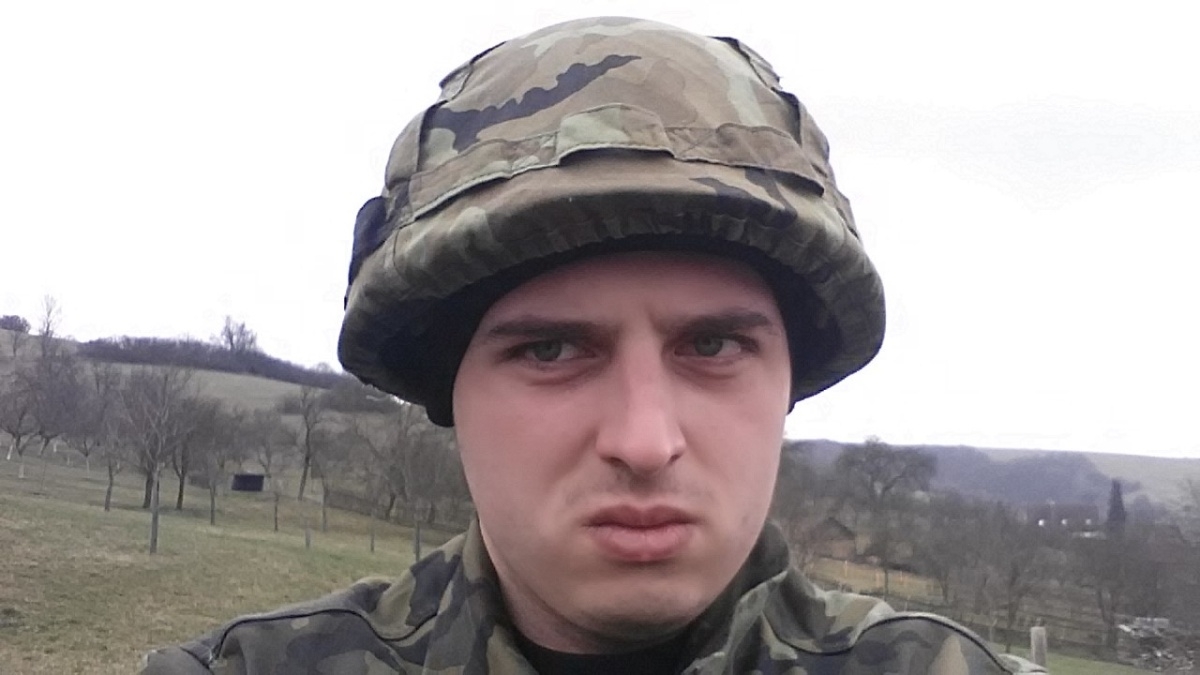 Low-profile čepice Froggear - nasazení pod helmou